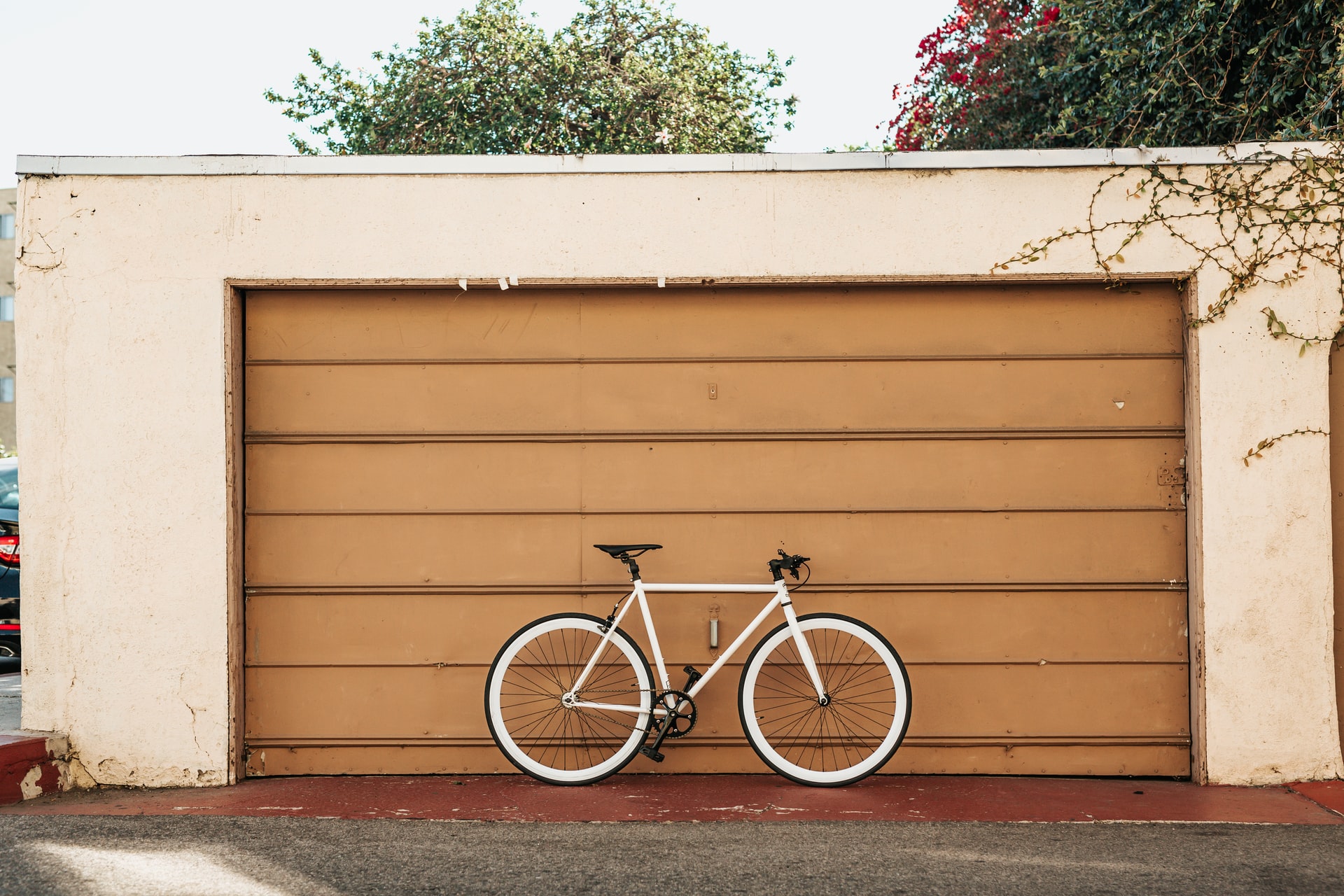 tyler-nix-Z7FWYzJXGQs-unsplash 5 FAQs When Buying a New Garage Door