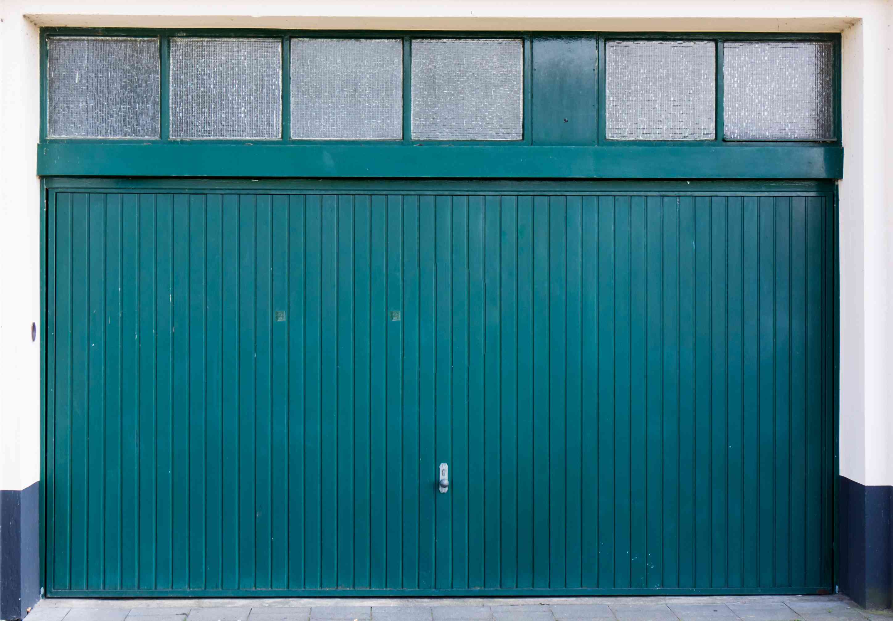 garage-door-PXULS47 Cinq avantages de faire appel aux services de réparation de portes de garage commerciales