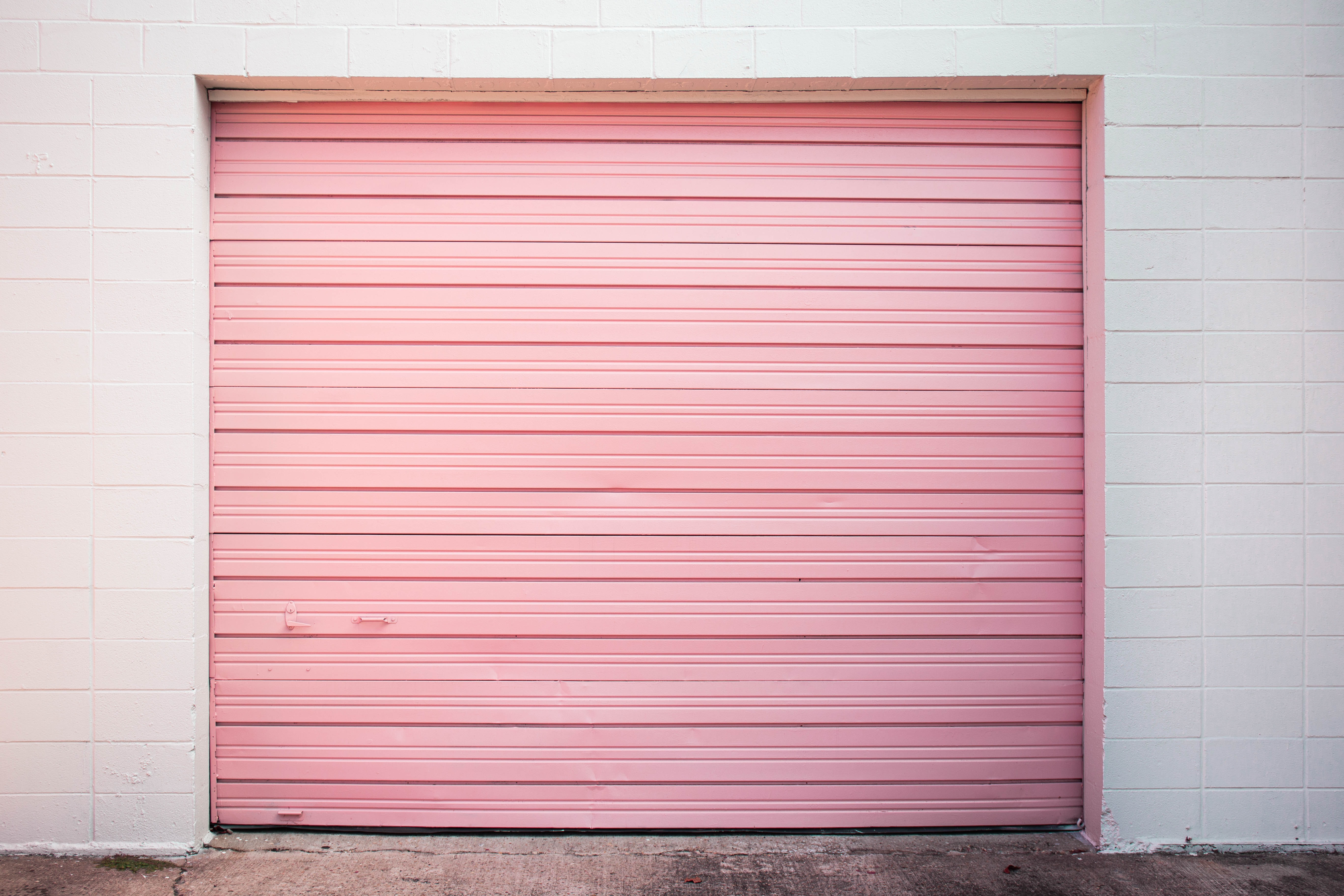 jarrod-reed-kkF8FRnpDVA-unsplash1 Réparer ou remplacer : les 5 problèmes de porte de garage les plus courants