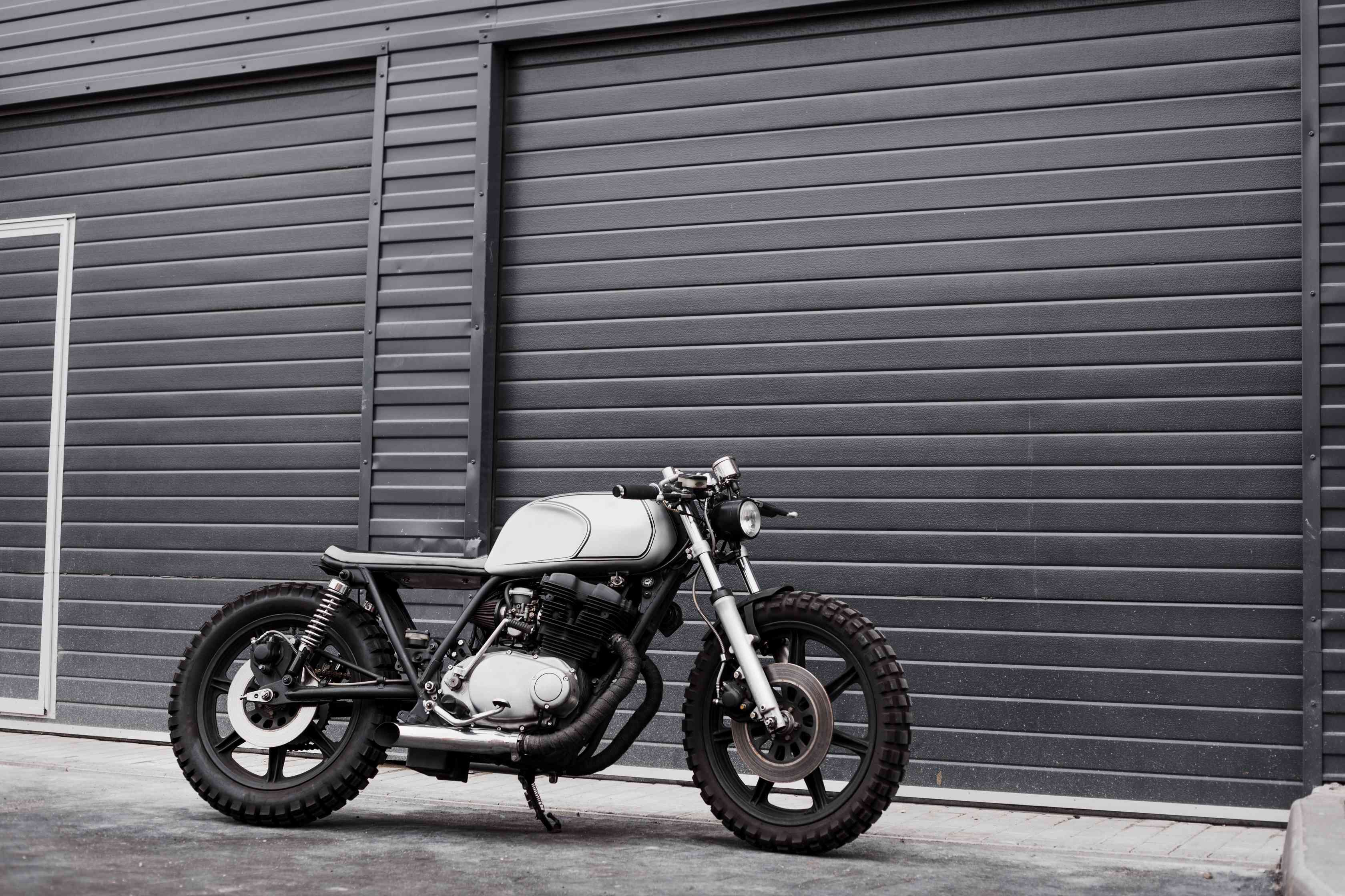 vintage-rebuilt-motorcycle-motorbike-caferacer-PDQ37GY Cinq avantages d’utiliser des services professionnels de réparation et d’entretien de portes de garage